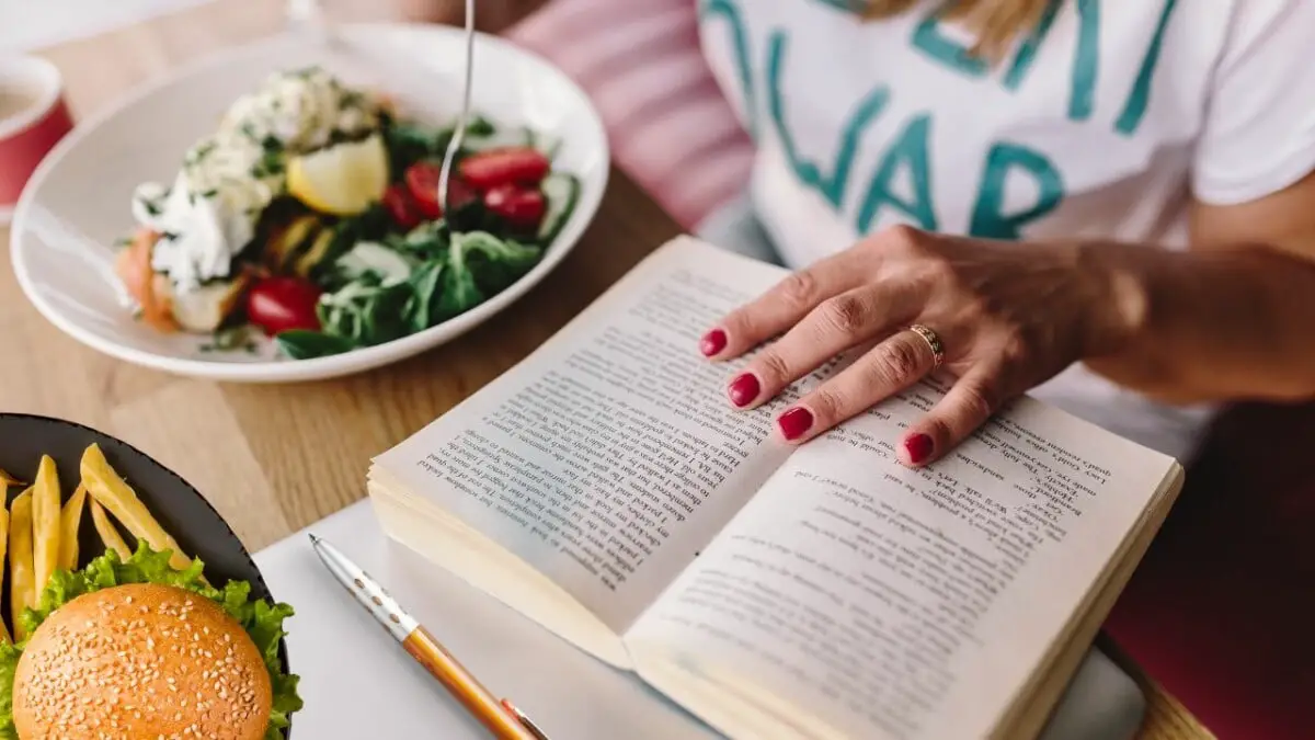 Is reading while eating bad for you?